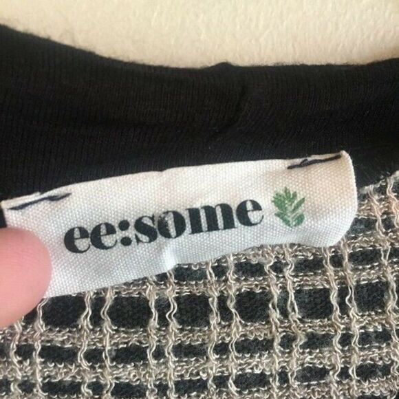 Ee:some medium black top - Picture 4 of 5